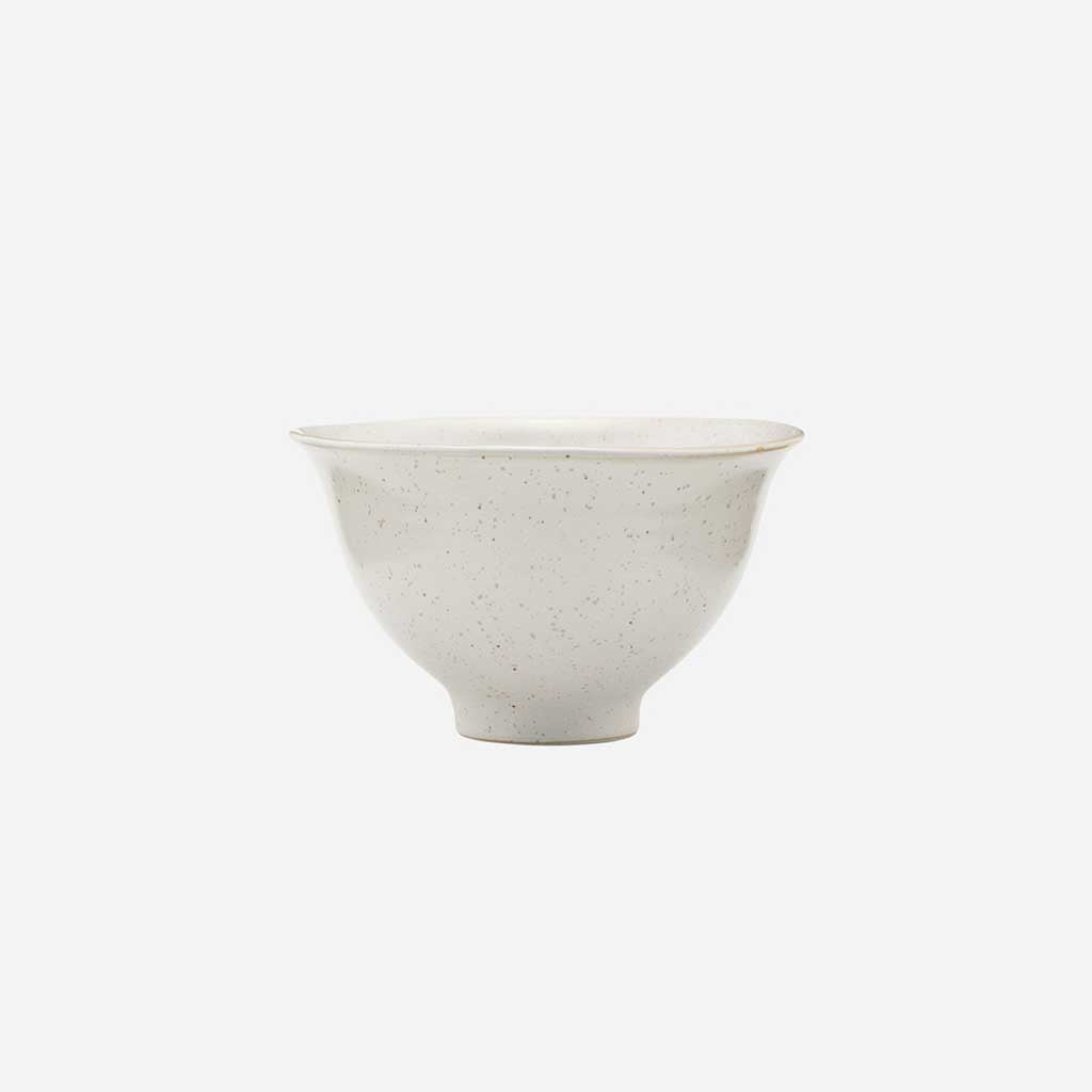 Classic and understated, these perfectly imperfect little bowls are the ultimate breakfast bowl. Crafted in stoneware in beautiful neutral shades with a subtle speckle texture, these will seamlessly fit in with your existing pieces or complement others in the Pion range.